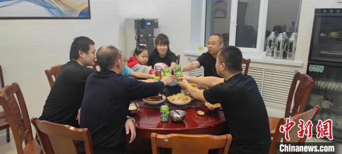 圖為恩和哈達邊境派出所的年夜飯。　恩和哈達邊境派出所供圖