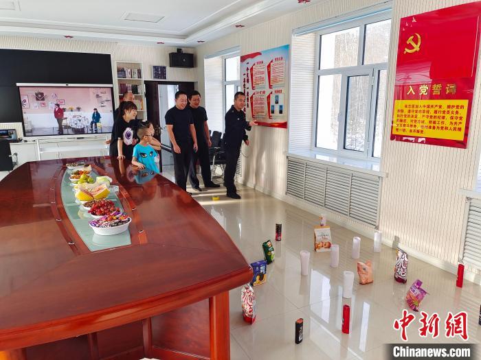 圖為恩和哈達邊境派出所民警和家屬玩套圈?！《骱凸_邊境派出所供圖